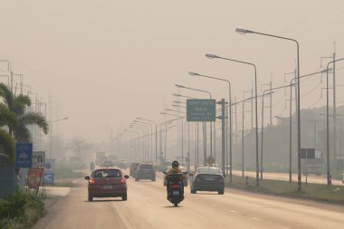 CHIANGMAI, THAILAND - 30 Mart 2023: 2.5 Başbakan 'dan Sis Şehri. Kötü hava kirliliği ve insanlar için tehlikeli manzaralar.