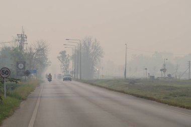 CHIANGMAI, THAILAND - 30 Mart 2023: 2.5 Başbakan 'dan Sis Şehri. Kötü hava kirliliği ve insanlar için tehlikeli manzaralar.