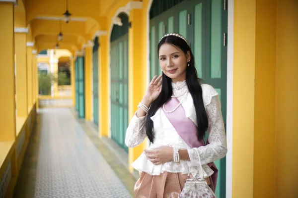 Beautiful Thai Woman Traditional Costume Ancient Home — Stock Photo, Image