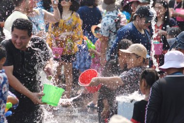 CHIANG MAI THAILAND - 13 Nisan 2019: Chiang Mai Songkran Festivali. Banyo geleneği geleneksel Tayland Yeni Yılı olarak her yıl yürürlüğe girdi.
