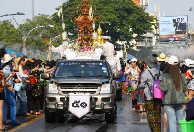 CHIANG MAI THAILAND - 13 Nisan 2019: Chiang Mai Songkran Festivali. Banyo geleneği geleneksel Tayland Yeni Yılı olarak her yıl yürürlüğe girdi.
