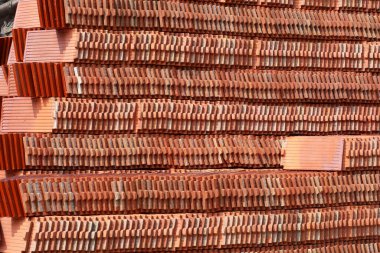 Çatıyı hazırlamak için çatının kiremitlerini kırın.