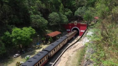 Kuhn Tan Tüneli, Tayland 'ın Lumpang ve Lumphun eyaletlerindeki Khun Tan Tüneli' nin altında uzun bir tüneldir..