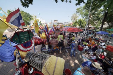 LAMPHUN, THAILAND 5 Nisan 2023; The Klong Luang or Lanna style big drum Contest at Phra That Festival, Lamphun, Tayland.                      