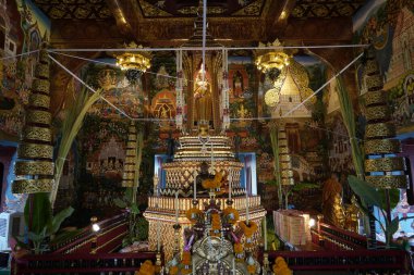 CHIANG MAI THAILAND - 16 Mayıs 2023: Inthakin Festivali veya Sai Khan Dok geleneği Chiang Mai 'nin Chiang Mai, Tayland' daki Wat Chedi Luang 'daki sütununa çiçek sunan vatandaşlardır..