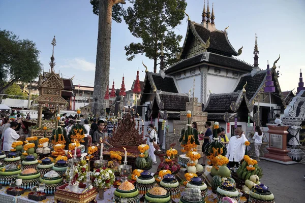 2023年5月16日 清迈市民在泰国清迈的Wat Chedi Luang向城市柱子献花 — 图库照片