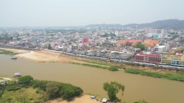 Pak Nam Pho 'daki Pasan İki Renkli Nehri Tayland' ın Nakhon Sawan eyaletinin yeni simgesi..   