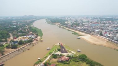 Pak Nam Pho 'daki Pasan İki Renkli Nehri Tayland' ın Nakhon Sawan eyaletinin yeni simgesi..   