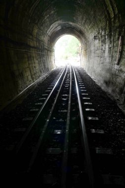 Tayland 'daki Khuntan Tüneli' ndeki eski tren tünelinin sonundaki ışık..