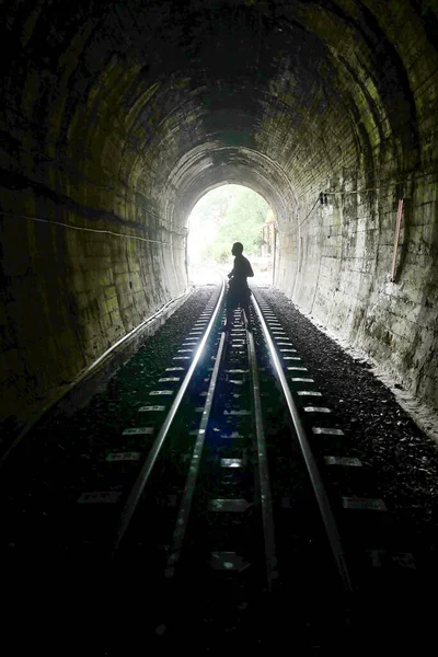 Tayland 'daki Khuntan Tüneli' ndeki eski tren tünelinin sonundaki ışık..