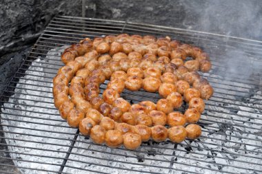 Geleneksel Tayland yemeği Kuzey-Doğu Tayland usulü ev yapımı, E-san ev yapımı sosisler açık hava pazarında asılı.. 