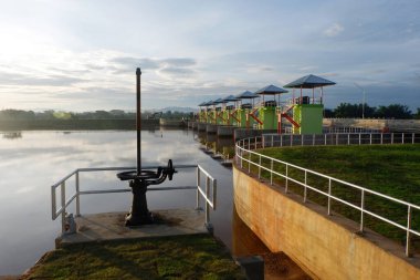 Chiang-Mai, Tayland 'daki Ping Nehri' nin taşkın kapısı..