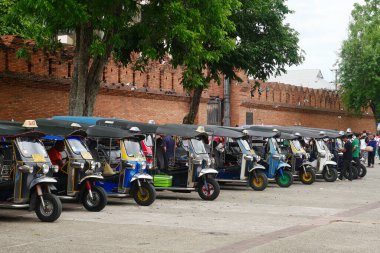 CHIANG-MAI 6 Haziran 2023: Tayland Tuk Tuk taksisi Thapae kapısı ünlü yer Chiang-Mai, Tayland. 
