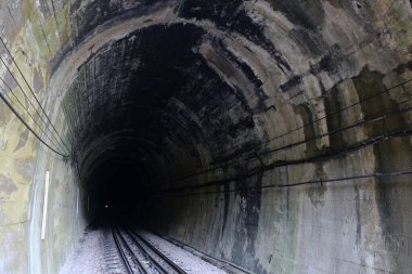 Lamphun, Tayland - 11 Mayıs 2023: Khun Than Tüneli, Tayland 'ın Lamphun Eyaleti' ndeki Doi Khun Tan Milli Parkı 'ndaki en uzun demiryolu tüneli..