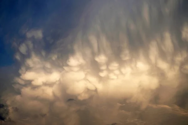 Mammatus云作为自然背景 — 图库照片