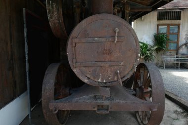 CHIANG-MAI THAILAND 8 Temmuz 2023: Tarım ve sanayide 19. yüzyılın sonlarında Tayland 'ın Chiang-mai kentindeki garajda kullanılan taşınabilir buhar makinesi. 