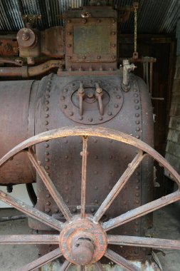 CHIANG-MAI THAILAND 8 Temmuz 2023: Tarım ve sanayide 19. yüzyılın sonlarında Tayland 'ın Chiang-mai kentindeki garajda kullanılan taşınabilir buhar makinesi. 