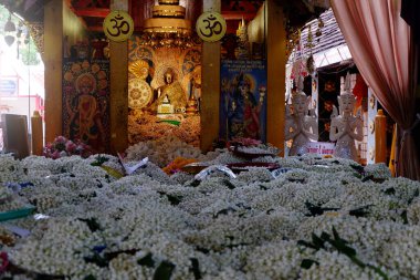 CHIANG MAI THAILAND - 19 HAZİRAN 2017 Wat Phra 'daki Phrajaotanjai' ye bir sürü yasemin çiçeği sunmaya geldi..