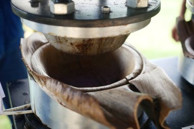 Geri dönüşümlü tabaklar yapraklardan yapılır. Yeşil ürün çevre dostu kavram. Çevre dostu.. 