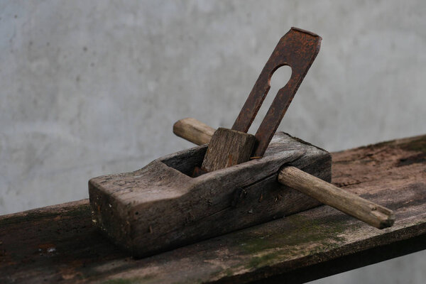 Старые инструменты в природе.
