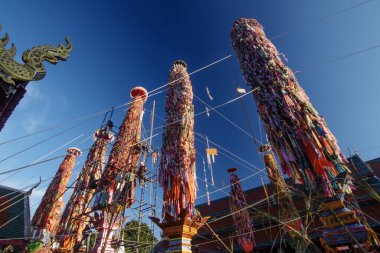 LAMPHUN, THAILAND - 16 EYLÜL 2016: Wat Prathat Hariphunchai, Tayland 'da dünyada her yıl düzenlenen tek Yom Festivali.