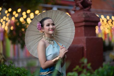 Yi peng Fener Festivali 'nde ellerinde geleneksel kağıt fener tutan güzel Asyalı kadınlar Tayland' ın Lamphunchai şehrindeki Wat Phra 'da..