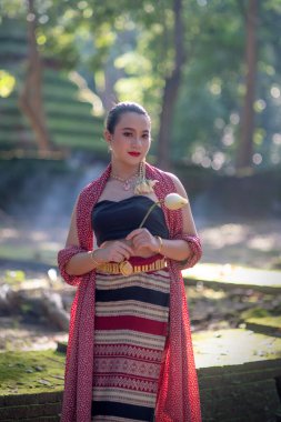 Tayland 'ın Chiangmai şehrindeki eski tapınakta geleneksel olarak giyinmiş kadınlar.