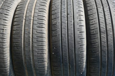 THAILAND - CHIANG-MAI, 26 Kasım 2023: Eski hurda lastikler yeniden kullanılacak, geri dönüştürülecek veya tamir edilecek.