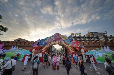 CHIANGMAI - 28 Kasım 2023: Loy Krathong veya Yee Peng festivali, 28 Kasım 2023 tarihinde Chiang-Mai, Tayland 'da düzenlenen geleneksel festival..