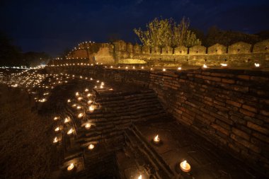 Chiang Mai, Tayland 'da Buda emanetlerine ibadet eden mumlar..