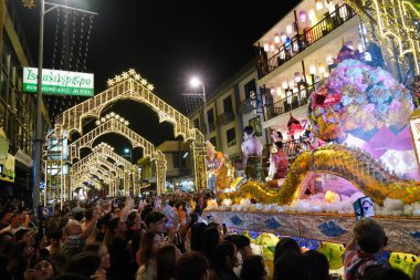 CHIANGMAI - 28 Kasım 2023: Loy Krathong veya Yee Peng Festivali, 28 Kasım 2023 tarihinde Chiang-Mai, Tayland 'da düzenlenen geleneksel festival..