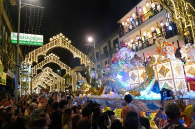 CHIANGMAI - 28 Kasım 2023: Loy Krathong veya Yee Peng Festivali, 28 Kasım 2023 tarihinde Chiang-Mai, Tayland 'da düzenlenen geleneksel festival..