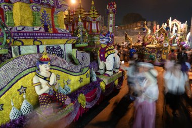 CHIANG MAI FEBRUARY 4, 2023; Eski kentin köşesindeki Chiang Mai Çiçek Festivali Geçidi Kuzey Tayland 'ın eski bir geleneğidir.