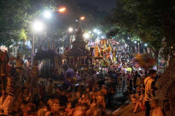 CHIANG MAI FEBRUARY 4, 2023; Eski kentin köşesindeki Chiang Mai Çiçek Festivali Geçidi Kuzey Tayland 'ın eski bir geleneğidir.