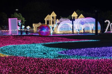 CHIANG MAI, THAILAND - 12 Aralık 2023: Charming Chiang Mai Çiçek Festivali 'nde güzel ışıklandırmalı çiçek bahçesi manzarası.