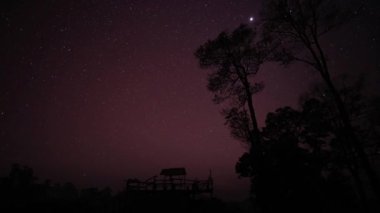 Timelapse Geminid Meteor yağmuru Chiang Mai, Tayland 'daki Hadubi dağında.