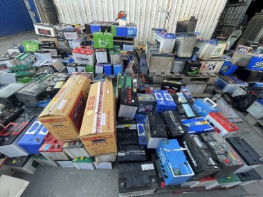 CHIANG MAI, THAILAND HAYVANESİ 4, 2024: Depo 'da geri dönüşüm için eski araba aküsü.