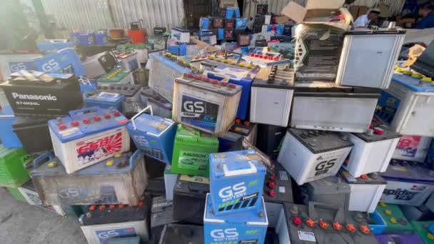 Thailand January 2024 旧汽车蓄电池在仓库中的回收利用 — 图库视频影像