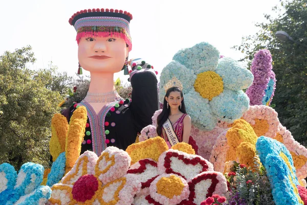 CHIANG MAI, THAILAND - 3 Şubat 2024: Çiçek, Tayland 'ın Chiang Mai kentinde düzenlenen 47. Geleneksel Çiçek Festivali' nde yüzer ve geçit yapar..