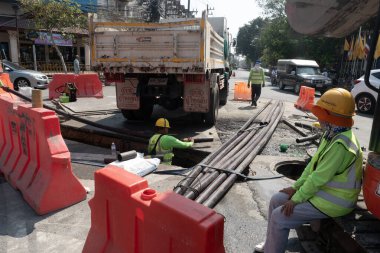 CHIANG MAI, THAILAND 12 Şubat 2024: teknisyenler Chiang-Mai ana yoluna elektrik tesisatı döşüyorlar.