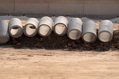 Doğa arka planında inşaat için beton boru.