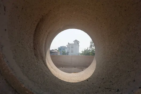 Doğa arka planında inşaat için beton boru.