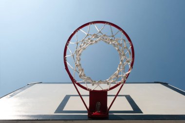 Doğa arka planında açık hava basketbol potası. 