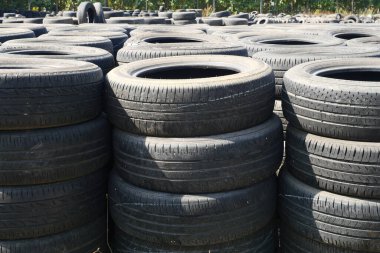 THAILAND - CHIANG-MAI, 26 Kasım 2023: Eski hurda lastikler yeniden kullanılacak, geri dönüştürülecek veya tamir edilecek.