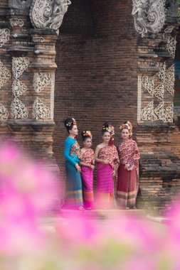 Tayland Songkran sırasında Wat Lok Molee 'de geleneksel Tayland kıyafetleri giyen bir grup güzel Asyalı kadın..