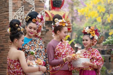 Tayland Songkran sırasında Wat Lok Molee 'de geleneksel Tayland kıyafetleri giyen bir grup güzel Asyalı kadın..