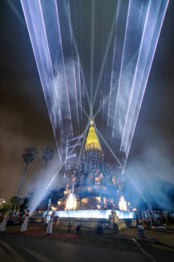 CHIANG MAI, THAILAND - 6 Nisan 2024: Chiang Mai, Tayland 'daki Wat Jhedi Liam' da güzel ışık ve ses şovları.