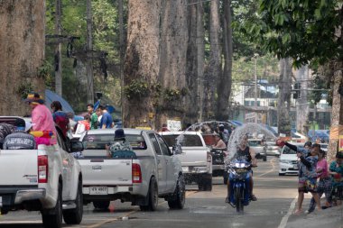 CHIANG MAI 15 Nisan 2024; Songkran Festivali geleneksel olarak kutlanır. İnsanlar Chiang Mai, Tayland 'da su sıçratmayı sever.. 