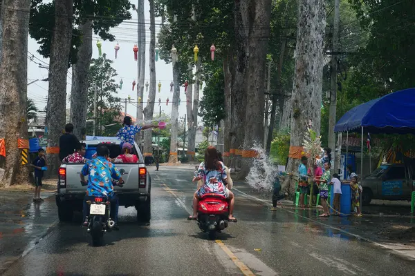 CHIANG MAI 15 Nisan 2024; Songkran Festivali geleneksel olarak kutlanır. İnsanlar Chiang Mai, Tayland 'da su sıçratmayı sever.. 