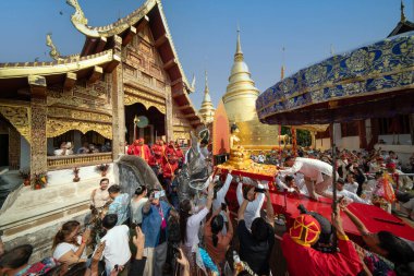 Songkran Festivali geleneksel bir yıkanma töreniyle kutlanır. Phra Singh, Chiang Mai, Tayland 'da yıllık yürüyüş yaptı.. 